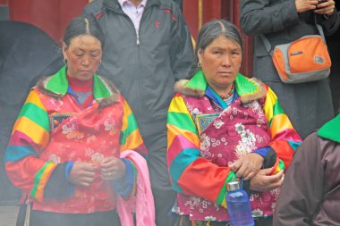 Çin, Pekin - 10 Nisan 2012. Parlak na Tibet İki Kadın