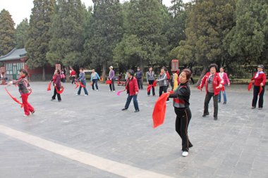 Çin, Pekin - 10 Nisan 2012. Çinli emekliler dans ediyor 