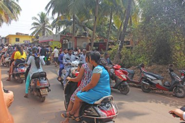 Hindistan, Goa, 28 Ocak 2018. Hindistan sokakları. İnsanlar gider ya da