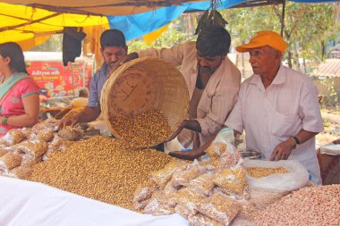 Hindistan, Goa, 28 Ocak 2018. Hindistan sokaklarında ticaret. Erkek