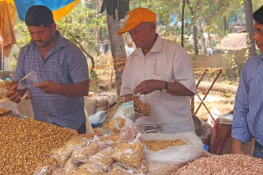 Hindistan, Goa, 28 Ocak 2018. Hindistan sokaklarında ticaret. Erkek