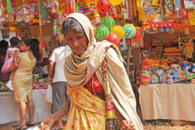 Hindistan, Goa, 28 Ocak 2018. Zavallı kadın s para istiyor