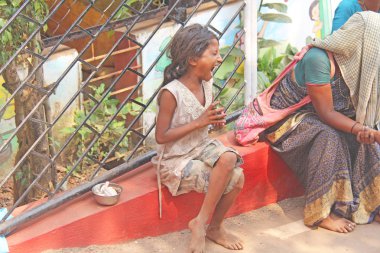 Hindistan, Goa, 28 Ocak 2018. Zavallı çocuk yoldan geçenlerden para istiyor