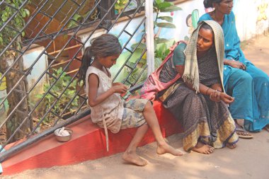 Hindistan, Goa, 28 Ocak 2018. Zavallı çocuk yoldan geçenlerden para istiyor