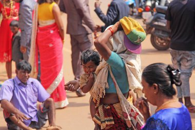 Hindistan, Goa, 28 Ocak 2018. Bir çocuk ile zavallı kadın m sorar