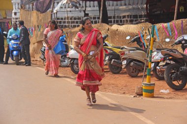 Hindistan, Goa, 28 Ocak 2018. Parlak kırmızı bir Hintli kadın