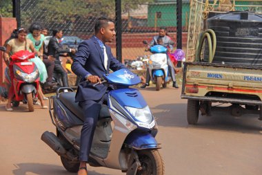 Hindistan, Goa, 28 Ocak 2018. Hindistan sokakları. İnsanlar gider ya da