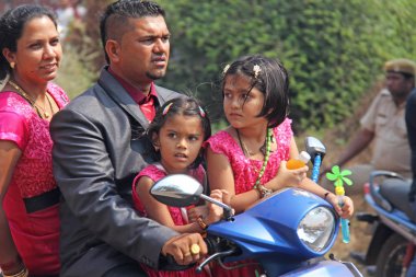 Hindistan, Goa, 28 Ocak 2018. Hindistan sokakları. İnsanlar gider ya da