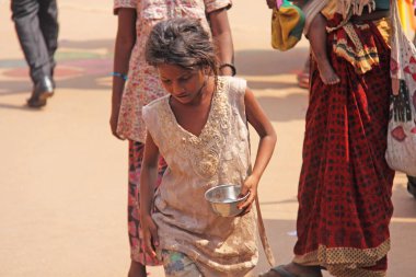 Hindistan, Goa, 28 Ocak 2018. Zavallı çocuk yoldan geçenlerden para istiyor