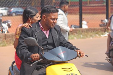 Hindistan, Goa, 28 Ocak 2018. Hindistan sokakları. İnsanlar gider ya da