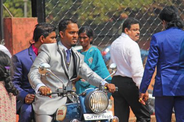Hindistan, Goa, 28 Ocak 2018. Bir scooter üzerinde genç bir Hintli adam