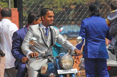 Hindistan, Goa, 28 Ocak 2018. Bir scooter üzerinde genç bir Hintli adam