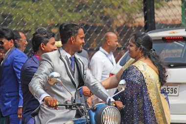 Hindistan, Goa, 28 Ocak 2018. Bir scooter üzerinde genç bir Hintli adam