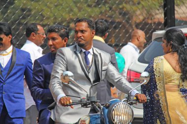 Hindistan, Goa, 28 Ocak 2018. Bir scooter üzerinde genç bir Hintli adam