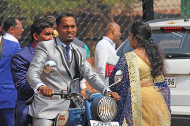 Hindistan, Goa, 28 Ocak 2018. Bir scooter üzerinde genç bir Hintli adam