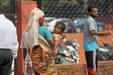 Hindistan, Goa, 28 Ocak 2018. H bir bebek ile zavallı Hintli kadın