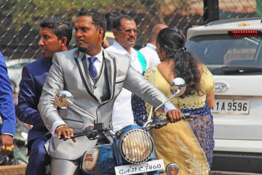 Hindistan, Goa, 28 Ocak 2018. Bir scooter üzerinde genç bir Hintli adam