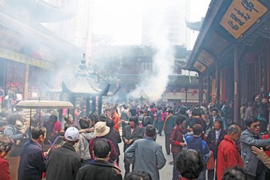 Çin, Şanghay - 15 Nisan 2012. Birçok insan tapınakta dua ediyor.