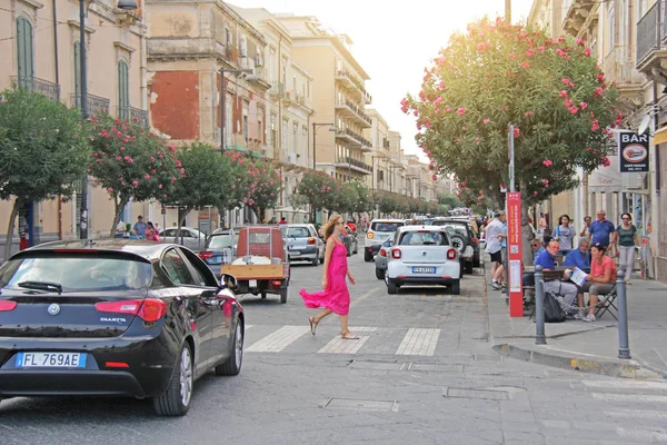 Sicilië. Syracuse-4 oktober 2017. Jong meisje kruist de weg — Stockfoto