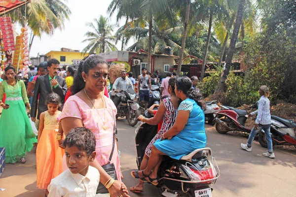 Índia, GOA, 28 de janeiro de 2018. As ruas da Índia. As pessoas vão ou — Fotografia de Stock