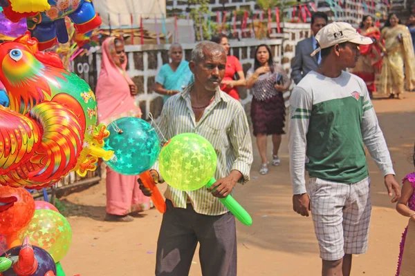 Indie, Goa, 28. ledna 2018. Ulice Indie. Lidé jdou nebo — Stock fotografie