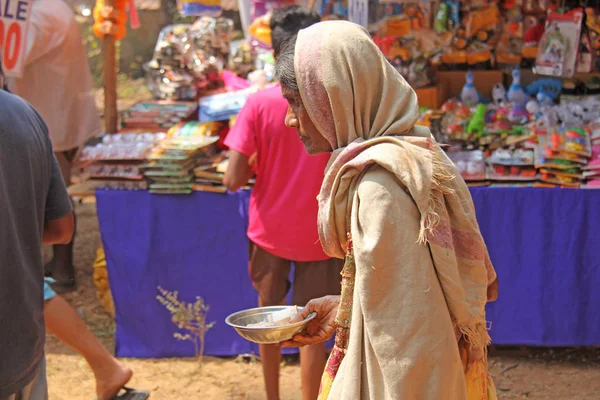 India, GOA, January 28, 2018. Poor woman asks for money on the s — Stock Photo, Image