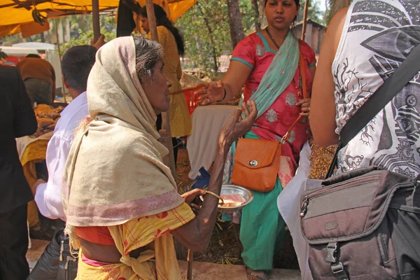 India, Goa, 28 januari 2018. Arme vrouw vraagt om geld op de s — Stockfoto