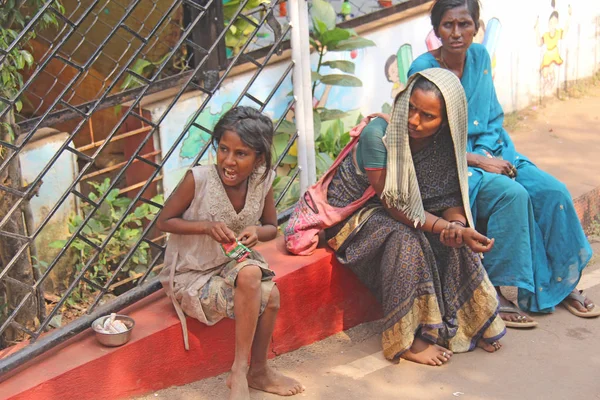 Hindistan, Goa, 28 Ocak 2018. Zavallı çocuk yoldan geçenlerden para istiyor