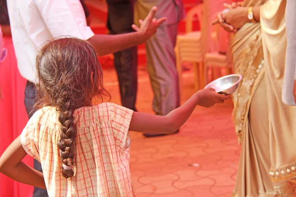 India, Goa, január 28, 2018. Szegény gyermek kér pénzt a járókelők — Stock Fotó