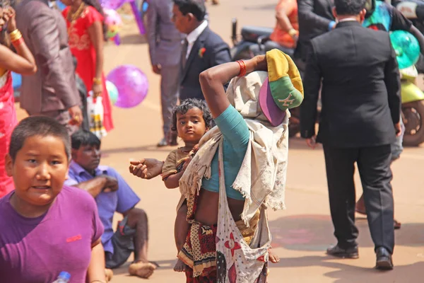 Indie, Goa, 28. ledna 2018. Ubohá žena s dítětem žádá m — Stock fotografie