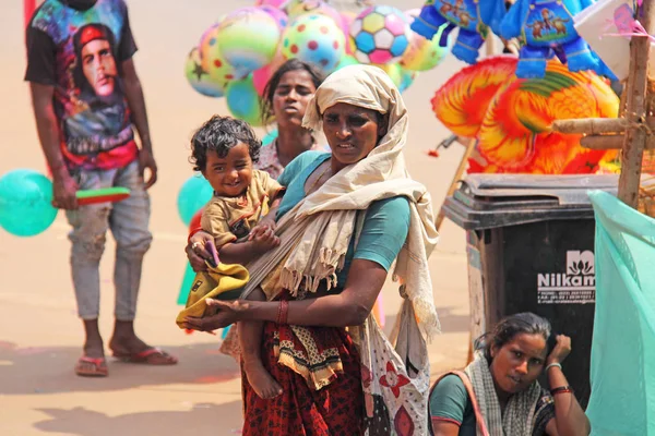 Hindistan, Goa, 28 Ocak 2018. Bir çocuk ile zavallı kadın m sorar