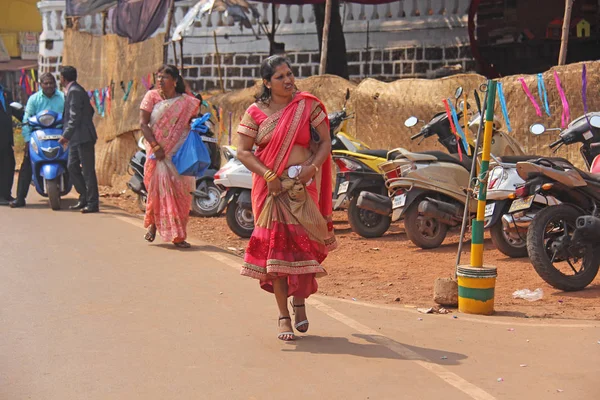 Hindistan, Goa, 28 Ocak 2018. Parlak kırmızı bir Hintli kadın