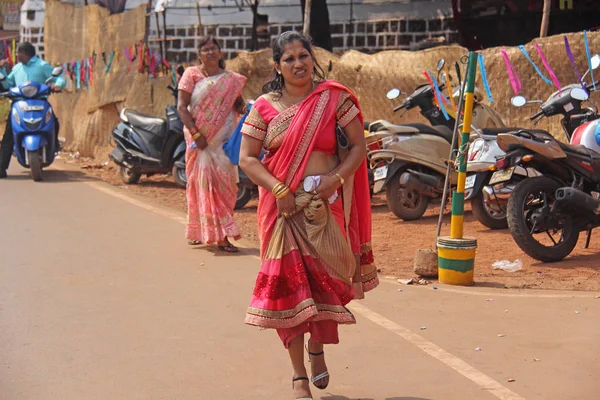 India, Goa, január 28, 2018. Egy indiai nő egy élénkvörös egy — Stock Fotó