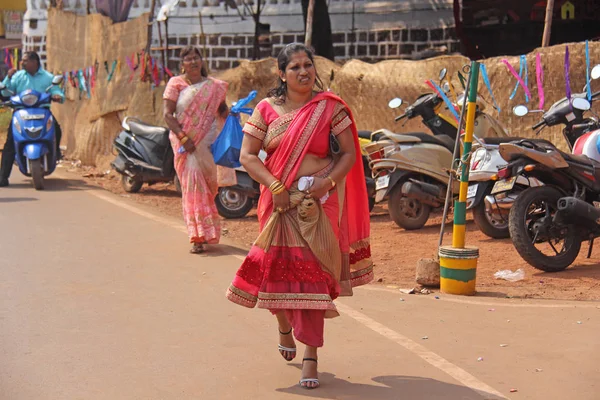 Indie, Goa, 28. ledna 2018. Indiánská žena v zářivě červeném — Stock fotografie