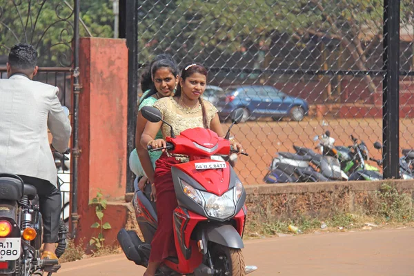 Índia, GOA, 28 de janeiro de 2018. As ruas da Índia. As pessoas vão ou — Fotografia de Stock