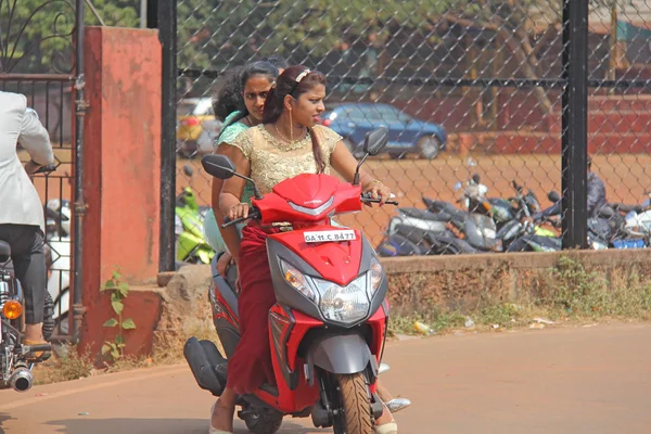 Hindistan, Goa, 28 Ocak 2018. Hindistan sokakları. İnsanlar gider ya da