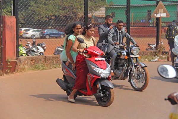 Índia, GOA, 28 de janeiro de 2018. As ruas da Índia. As pessoas vão ou — Fotografia de Stock