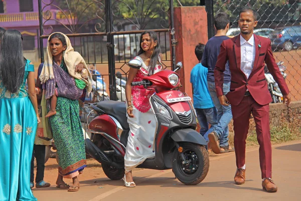 Hindistan, Goa, 28 Ocak 2018. Hindistan sokakları. İnsanlar gider ya da