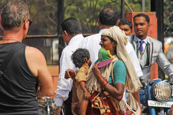 Hindistan, Goa, 28 Ocak 2018. H bir bebek ile zavallı Hintli kadın