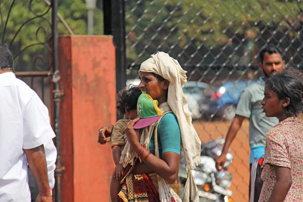 Índia, GOA, 28 de janeiro de 2018. Pobre mulher indiana com um bebê em h — Fotografia de Stock