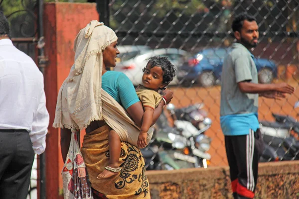 Hindistan, Goa, 28 Ocak 2018. H bir bebek ile zavallı Hintli kadın