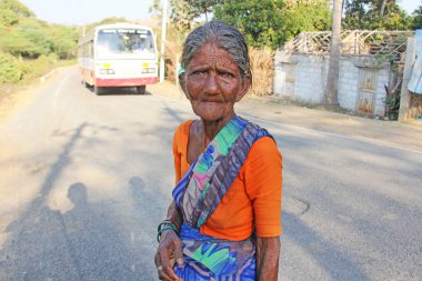 Hindistan, Hampi, 31 Ocak 2018. Yaşlı bir Hintli kadın ya da yaşlı bir wo