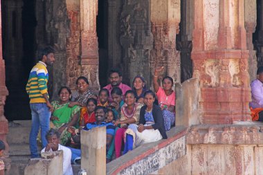 Hindistan, Hampi, 01 Şubat 2018. Bir grup Hintli, zeki.