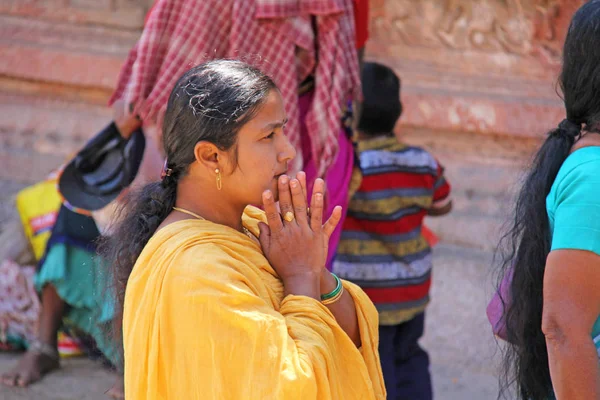 India, Hampi, 01 febrero 2018. Una mujer india en un grito brillante —  Fotos de Stock