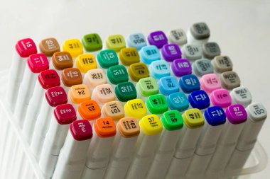 Parlak çok renkli keçeli kalemler ya da isim ve renk isimleriyle işaretleyiciler. Yaratıcılık için fotoğraf, çocuklar için çizim, tasarım. Gökkuşağının tüm renklerinin kalemlerini hissettim..