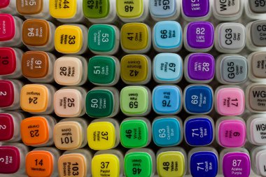 Parlak çok renkli keçeli kalemler ya da isim ve renk isimleriyle işaretleyiciler. Yaratıcılık için fotoğraf, çocuklar için çizim, tasarım. Gökkuşağının her renginin birçok işareti.