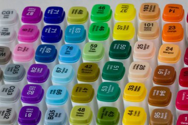 Parlak çok renkli keçeli kalemler ya da isim ve renk isimleriyle işaretleyiciler. Yaratıcılık için fotoğraf, çocuklar için çizim, tasarım. Gökkuşağının her renginin birçok işareti.