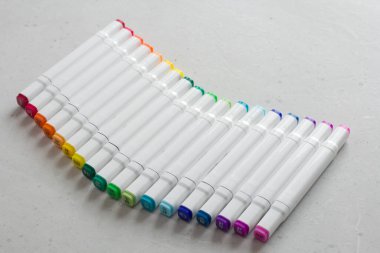 Parlak çok renkli keçeli kalemleri veya isim numaralarıyla işaretleyicileri ayarlayın, renk adı. Yaratıcılık, çocuklar için çizim, tasarım. Gökkuşağının her renginde birçok işaret var. Metnin için boşluk kopyala.