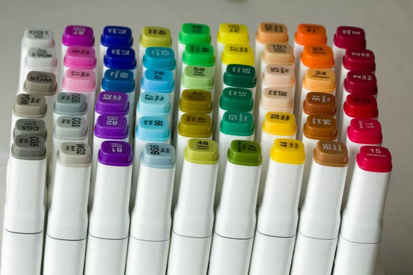番号と色の名前を持つ明るい多色のフェルト先端ペンまたはマーカーのセット 創造性のための写真 子供のための図面 デザイン 虹のすべての色のフェルトペン — ストック写真