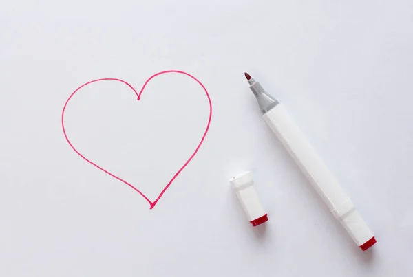 Rysunek Pomocą Jasnoczerwonego Pióra Lub Markera Filcu Czerwone Serce Białym — Zdjęcie stockowe